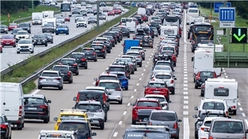 PKW und Reisebusse stehen auf der Autobahn A8 Richtung Norden im Stau. Ob nach 2035 in relevanter Zahl Verbrenner zugelassen werden, ist völlig offen.