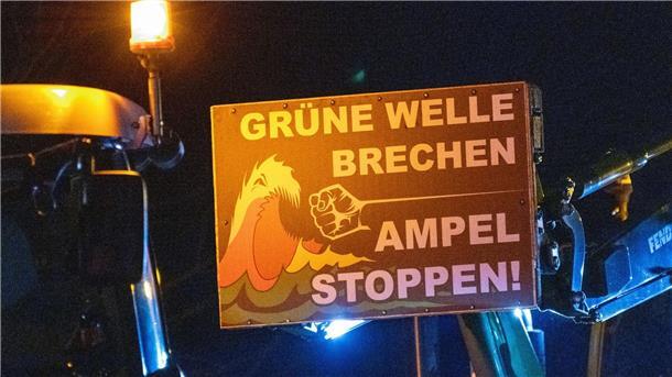 Knipst der Osten die Ampel aus?  Plakat mit der Aufschrift „Grüne Welle brechen - Ampel stoppen“ während eines Baunernprotestes.
