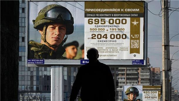 Experten: Neue russische Einheiten überstürzt eingesetzt Plakate in St. Petersburg werben für den Wehrdienst in der russischen Armee.