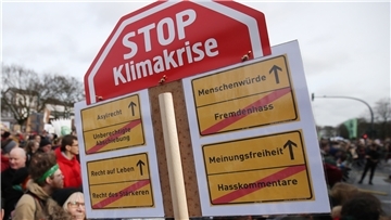 Plakate ja, Menschenansammlungen nein. Der Klimaprotest verlagert sich wegen der Corona-Krise ins Internet.