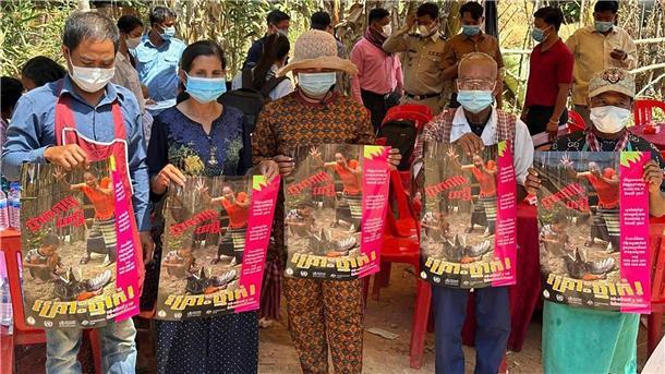 Sorge wächst in Asien: mehr Vogelgrippefälle bei Menschen Plakate sollen in Kambodscha helfen, die Menschen über Ansteckungsgefahren zu informieren (Archivbild)