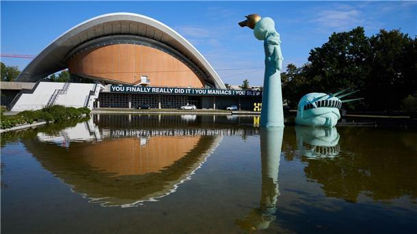 „Planet der Affen“ oder Böhmermann-Ausstellung? Die New Yorker Freiheitsstatue scheint am Haus der Kulturen der Welt versenkt zu sein.