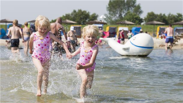 Planschen im Flachwasserbereich ist in der Nordsee-Lagune zurzeit nicht drin. Er ist wegen Coli-Bakterien geschlossen. Der große Badesee ist davon nicht betroffen.