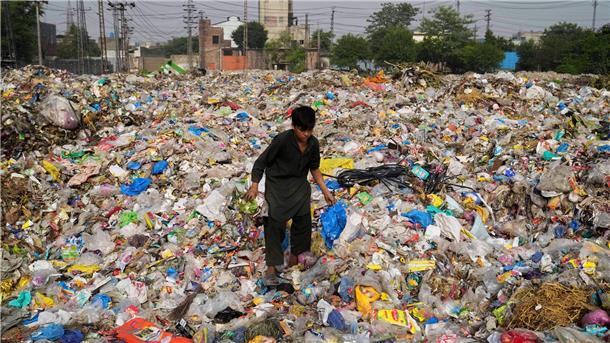 Einigung auf UN-Plastikmüll-Vertrag bleibt ungewiss Plastikabfall wird auch exportiert und sorgt in vielen Entwicklungsländern für Probleme. (Archivbild)