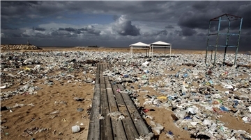 Plastikmüll liegt an einem Mittelmeer-Strand nahe Beirut
