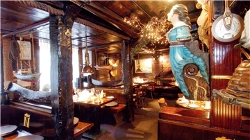 Platz 1 der Restaurants in Bremerhaven nach dem Urteil der Gastro-Führer: Das "Natusch Fischereihafen Restaurant". Unser Bild zeigt die "Fischerstube".