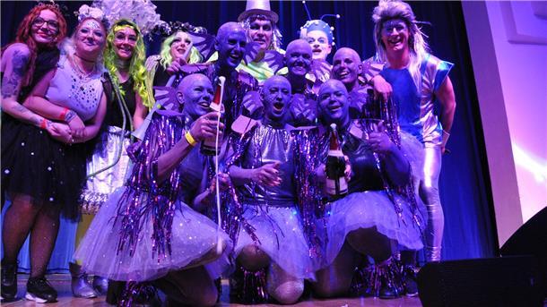 Großartige Stimmung und tolle Show beim Ellwürder Karneval Platz eins bei der Kostümprämierung durch den Siebernerrat ging an die Glitzer-Aliens.