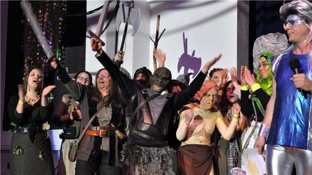 Großartige Stimmung und tolle Show beim Ellwürder Karneval Platz zwei bei der Kostümprämierung durch den Siebernerrat ging an diese Gruppe aus dem Herr-der-Ringe-Kosmos.