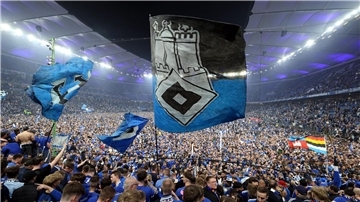 Platzsturm nach Aufstieg: HSV-Fans auf dem Rasen des Volksparkstadions. 