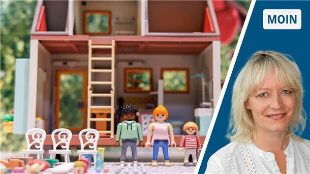 Playmobil-Figuren stehen vor einem Puppenhaus.