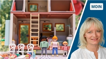 Playmobil-Figuren stehen vor einem Puppenhaus.
