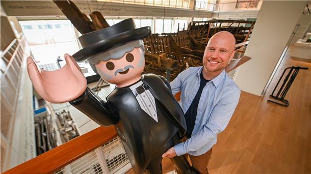 Playmobil wird im Juni das Deutsche Schifffahrtsmuseum erobern. Künstler Oliver Schaffer wird die Hansekogge in seiner Spielewelt zum Leben erwecken.