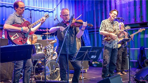 Plums´n´Dogs überzeugten auf der Containerbühne mit ihren Instrumenten und lebendiger Folkmusik.
