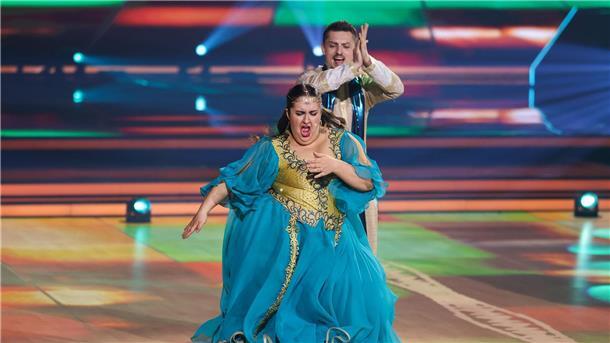Christine Neubauer feiert Tränen-Abschied von „Let’s Dance“ Podcasterin selfiesandra versuchte sich an einem Bollywood-Tanz.