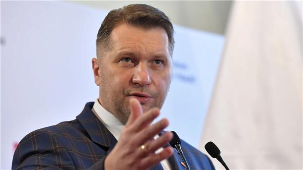 Polens Parlament beschließt Referendum zum EU-Asylkompromiss Polens Bildungsminister Przemyslaw Czarnek spricht bei einer Pressekonferenz.