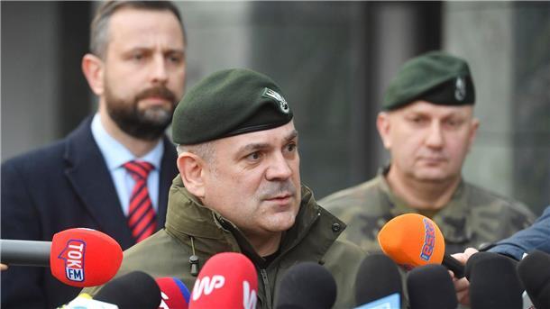 Polen: Russische Rakete fliegt durch polnischen Luftraum Polens Generalstabschef Wieslaw Kukula spricht in Warschau zu Journalisten über den Vorfall.
