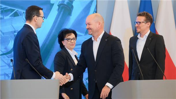 Mercedes plant E-Transporter-Werk in Polen Polens Ministerpräsident Mateusz Morawiecki (l-r), Sejm-Sprecherin Elzbieta Witek und die Mercedes-Vorstände Jörg Burzer und Mathias Geisen in Warschau.