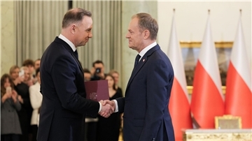 Polens Präsident Andrzej Duda (l.)  ernennt Donald Tusk zum Ministerpräsidenten in der neuen Regierung.