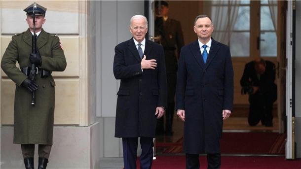 Polens Präsident Andrzej Duda (r) empfängt US-Präsident Joe Biden in Warschau. Biden ist nach seinem Besuch in der Ukraine nach Polen weitergereist.