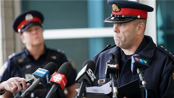 Goldraub am Flughafen von Toronto Police Inspector Stephen Duivesteyn spricht über den Diebstahl am Toronto Pearson International Airport.