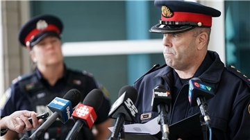 Police Inspector Stephen Duivesteyn spricht über den Diebstahl am Toronto Pearson International Airport.
