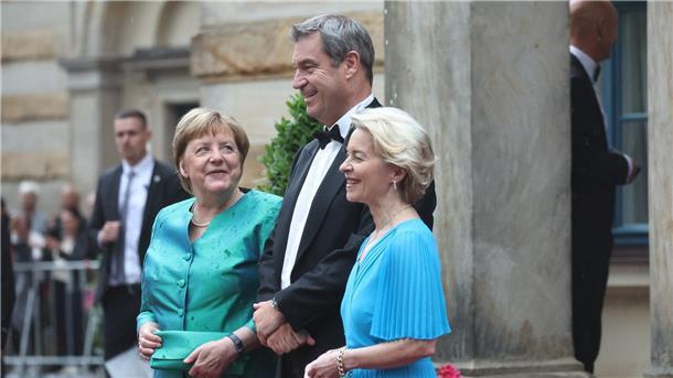Bayreuther Festspiele mit Blitz und Donner eröffnet Polit-Prominenz auf dem Grünen Hügel: Ex-Bundeskanzlerin Angela Merkel (l-r), Bayerns Ministerpräsident Markus Söder und EU-Kommissionspräsidentin Ursula von der Leyen.