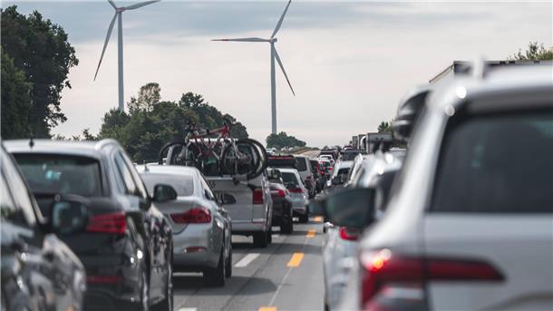 Spanien und Frankreich für weitgehendes Verbrenner-Aus Politiker Streit: Sollen neben E-Autos in der EU ab 2035 auch noch neue Verbrenner zugelassen werden? (Archivbild)