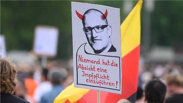 Politiker wie Gesundheitsinister Jens Spahn werden oft bei Demonstrationen oder im Netz verunglimpft. Oft mit Vorwürfen, die absolut nicht mit der Wahrheit zu tun haben.