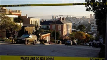Polizei Absperrband blockiert nach dem Angriff die Straße vor dem Haus von Nancy und Paul Pelosi in San Francisco.