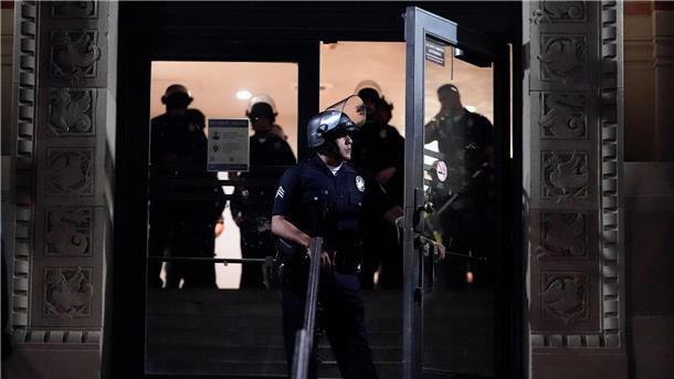 Propalästinensisches Uni-Protestcamp in Los Angeles geräumt Polizei auf dem UCLA-Campus in der Nähe eines von pro-palästinensischen Demonstranten errichteten Lagers.