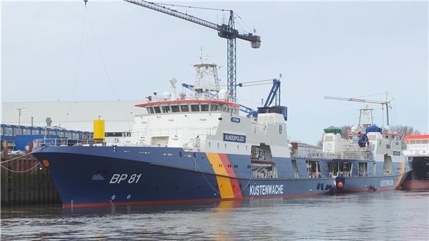 Polizei-Einsatzschiff "Potsdam" an der Ausrüstungskaje der Fassmer Werft in Berne.