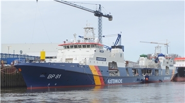 Polizei-Einsatzschiff "Potsdam" an der Ausrüstungskaje der Fassmer Werft in Berne.