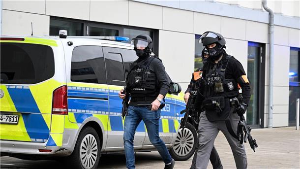 Anklage gegen 17-Jährigen nach Messerangriff an Schule Polizei im Einsatz an dem Wuppertaler Gymnasium (Archivbild).
