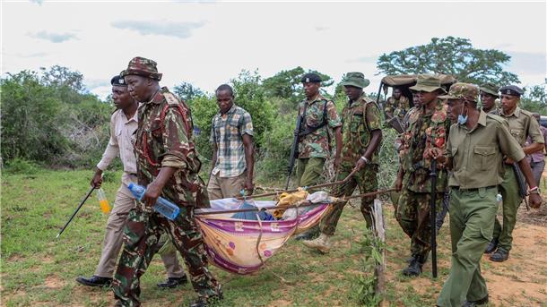 Jesus-Hungersekte: Mindestens 58 Tote in Kenia Polizei und Anwohner tragen in Shakahola exhumierte Leichen von Sektenmitgliedern zu einem Lastwagen.
