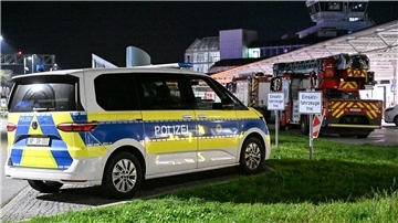 Polizei und Feuerwehr sind nach Drohnensichtungen und Flugausfällen am Flughafen München im Einsatz.