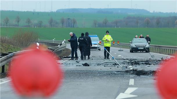 Polizei und Gutachter werten die Spuren des schweren Unfalls aus.