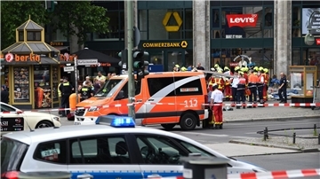 Polizei und Rettungsdienste sichern Anfang Juni 2022 das Areal nach der Todesfahrt am Kurfürstendamm.