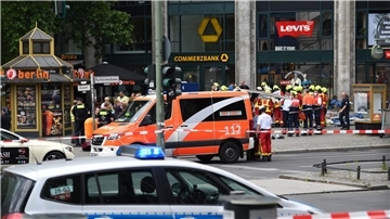 Polizei und Rettungsdienste sichern das Areal nach der Todesfahrt am Ku’damm.
