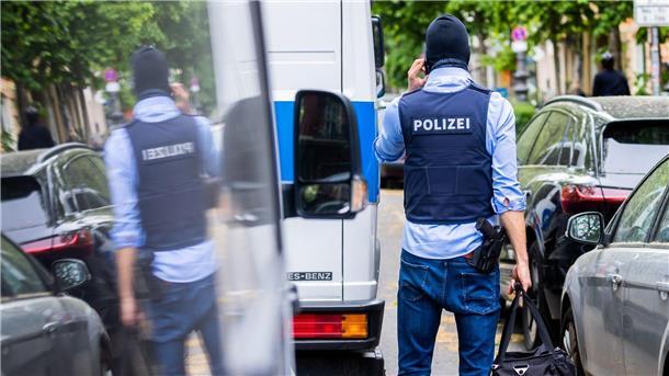 Razzia gegen Klimaschützer - Letzte Generation macht weiter Polizei und Staatsanwaltschaft haben im Zuge eines Ermittlungsverfahrens zu Mitgliedern der Letzten Generation 15 Objekte in sieben Bundesländern durchsucht. Hier in Berlin-Kreuzberg.