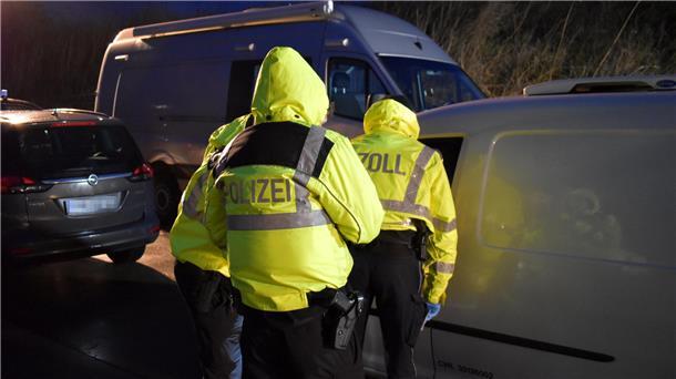 Polizei und Zoll arbeiteten bei der Großkontrolle Samstagabend am Wesertunnel zusammen.