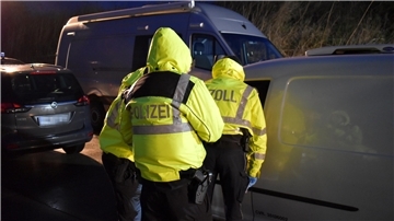 Polizei und Zoll arbeiteten bei der Großkontrolle Samstagabend am Wesertunnel zusammen.