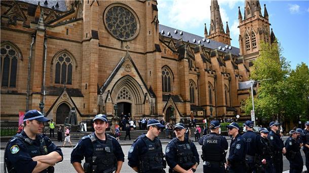Lob und Protest: Totenmesse für Kardinal Pell in Sydney  Polizei vor der St. Mary’s Cathedral in Sydney: Die Trauerfeier für den australischen Kardinal George Pell hat Protest hervorgerufen.