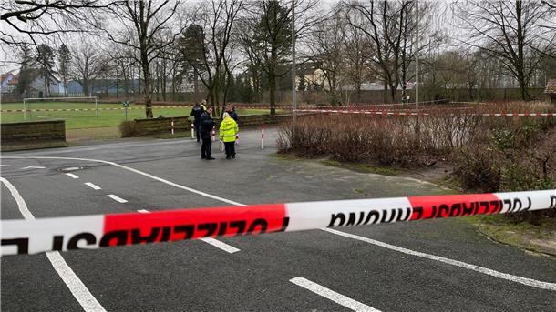 Neugeborenes auf Schulgelände gefunden - Lebensgefahr Polizeiabsperrung am Fundort eines Neugeborenen unweit eines Schulgeländes in Bielefeld.