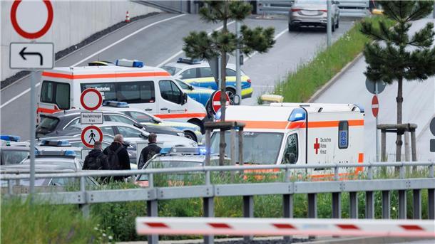 Polizeiautos und Krankenwagen stehen auf dem Mercedes-Benz-Gelände in Sindelfingen.