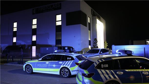 Polizeiautos vor der Eventlocation in Fürth.