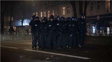 Polizeibeamte auf der Sonnenallee.