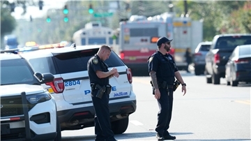 Polizeibeamte aus Jacksonville sperren den Tatort ab.