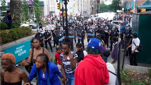 Aktion von Internet-Stars führt zu Chaos in New York Polizeibeamte bereiten sich darauf vor, den Union Square zu räumen.