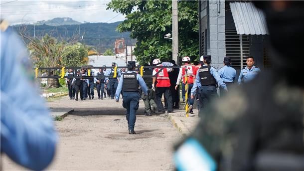 Kämpfe in Frauengefängnis in Honduras - 46 Tote Polizeibeamte bewachen den Eingang des Frauengefängnisses in Támara.