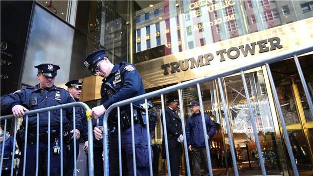 Polizeibeamte der NYPD errichten eine Absperrung vor dem Trump Tower auf der Fifth Avenue.